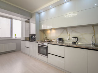 Bucătărie modernă alb lucioasă marca Rimobel foto 10