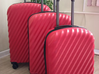 Vind 3 valize,culoarea roșie!