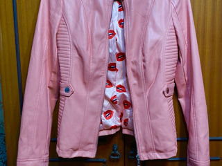 Розовая кожаная куртка