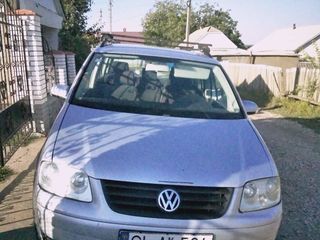 Volkswagen Touran foto 2