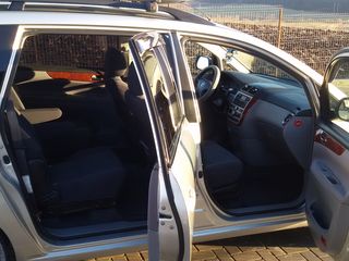 Toyota Avensis Verso foto 5