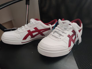 Кроссовки ASICS.
