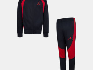 Costum sport Nike original, nou, pentru băieți - 10-12 ani (132-147 cm)