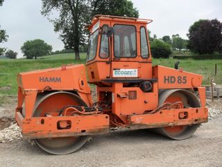 Excavator, bobcat, camioane, compactor.