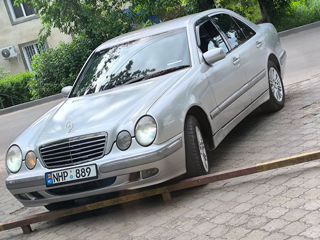 Mercedes E-Class foto 1