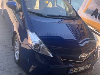 Toyota Prius v foto 2