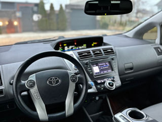 Toyota Prius v foto 9