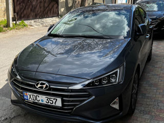 Hyundai Elantra foto 1