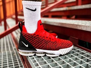 Nike LeBron 16 Red foto 1