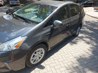 Toyota Prius v foto 10