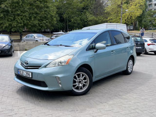 Toyota Prius v foto 1