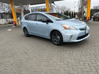 Toyota Prius v foto 2