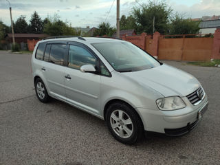 Volkswagen Touran foto 2