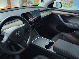 Tesla Model Y foto 2