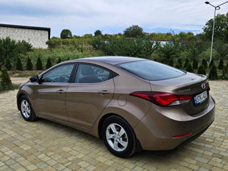 Hyundai Elantra foto 2