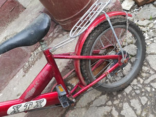 Красный велосипед.