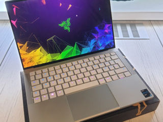 Продаю Бизнес Ноутбук Razer Book 13 inch - Intel i7, RAM 16GB, SSD 512GB, 4K Screen, Touchscreen