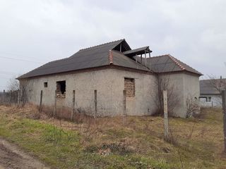 Se vinde urgent teren de 10 ari. împreună cu casa de locuit nefinisată. foto 2