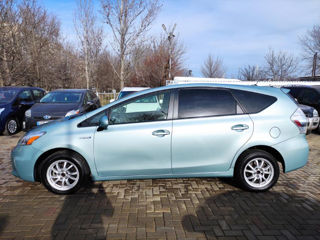 Toyota Prius v foto 13