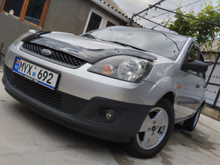 Ford Fiesta foto 2