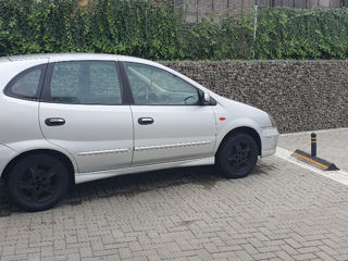 Nissan Almera Tino foto 2