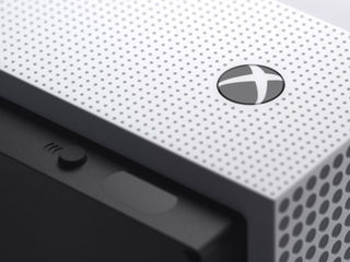 Xbox one s.  2 джойстика. 3600 лей