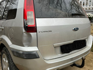 Ford Fusion foto 2