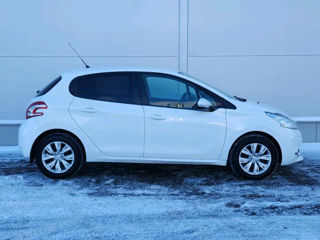 Peugeot 208 foto 1