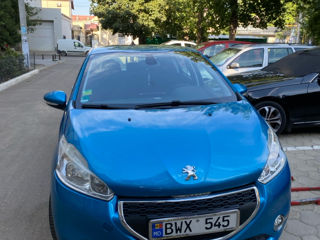 Peugeot 208 foto 1