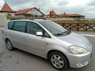 Toyota Avensis Verso foto 3