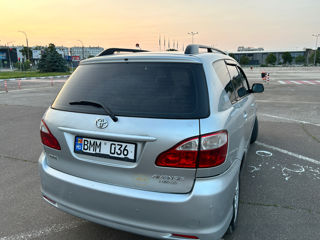 Toyota Avensis Verso foto 0