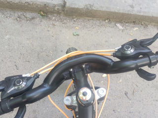 Детский велосипед черно-оранжевого цвета.Продать срочно