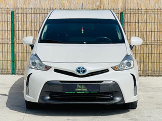 Toyota Prius v foto 1