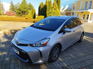 Toyota Prius v foto 10