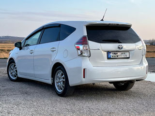 Toyota Prius v foto 2