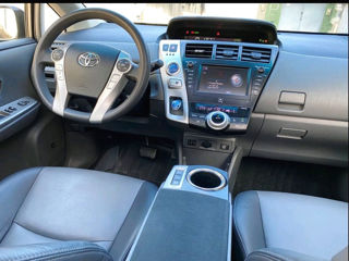 Toyota Prius v foto 4