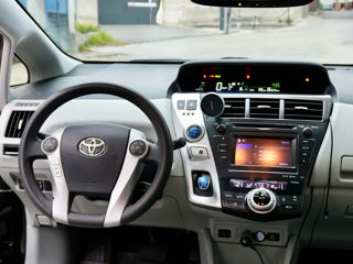 Toyota Prius v foto 5