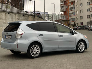 Toyota Prius v foto 5