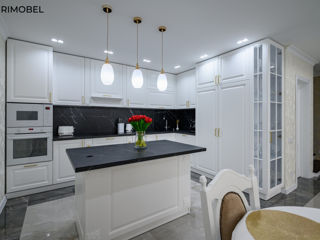 Bucătărie neoclasică alb, cu o insulă luminoasă. foto 16