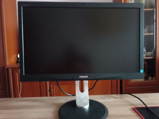 Монитор 23" Philips 231P4QPYKEB (VGA, DVI-D, DisplayPort, audio out (3.5 mm jack), webcam)