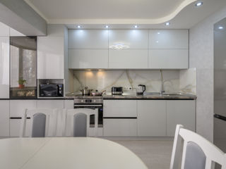 Bucătărie modernă alb lucioasă marca Rimobel foto 6