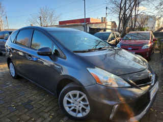 Toyota Prius v foto 18