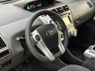 Toyota Prius v foto 9