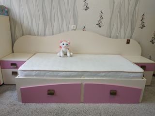 Белая кровать с матрасом и двумя прикроватными тумбочками foto 1