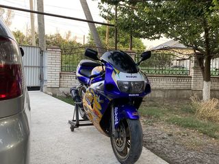 Suzuki GSX-R 600 foto 3