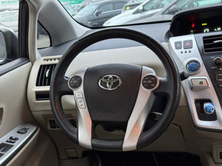 Toyota Prius v foto 11