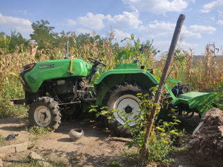 Vând tractor minsk culoare verde putere motor 24 CP/KW capacitate cilindrică 1750 cm3