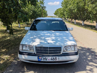 Mercedes C-Class foto 1