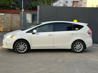 Toyota Prius v foto 4