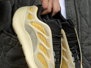 Adidas Yeezy Boost 700 V3 Safflower Unisex foto 4